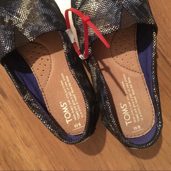 NWT TOMS Women’s Classic Slip-On Shoes Metallic Snake Print - Size 6 - Picture 5 of 6